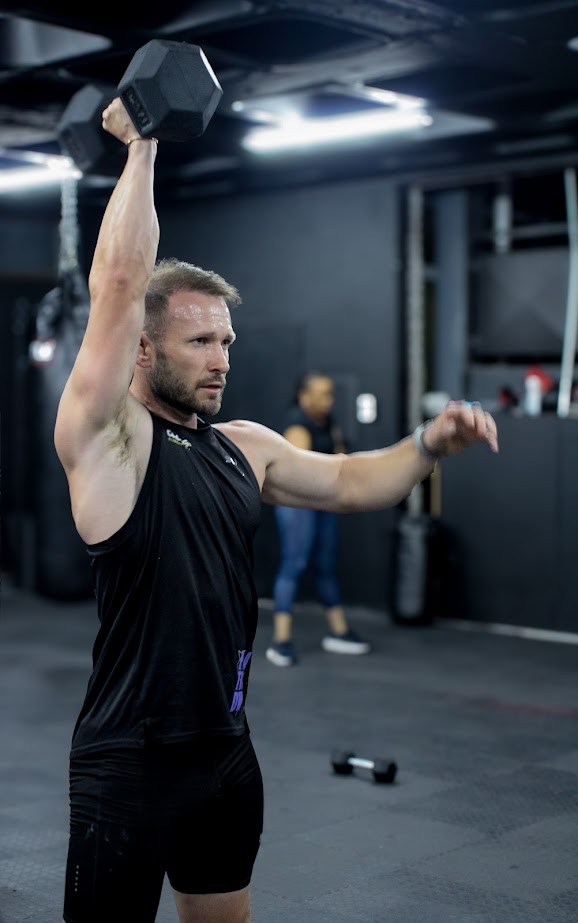 Fitberi Hybrid zone member doing snatches